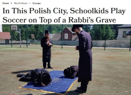 Żydzi kładą się na boisku szkolnym w Kazimierzu Dolnym. Pod spodem - jak twierdzą - są szczątki ich Rebbe