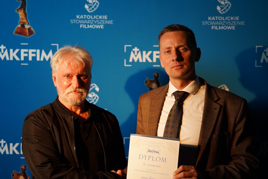 „Sąsiedzi” Jacka Międlara deklasują na katolickim festiwalu filmowym! Mocne słowa do polskiego episkopatu!